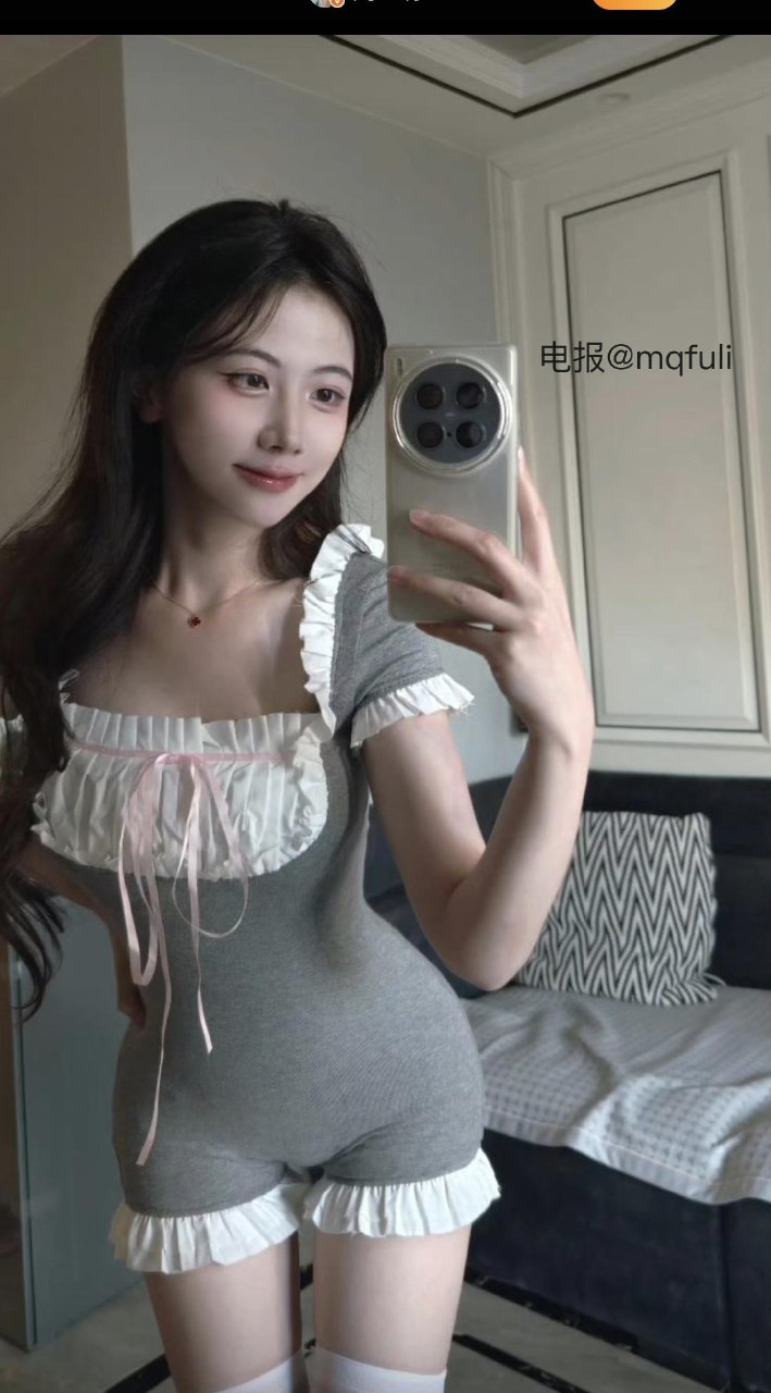 刘二萌 2025-05-26 22:41:59 宝宝👶🏻!!精品限量版写真📸绝美 纯欲诱惑🦵 第5张