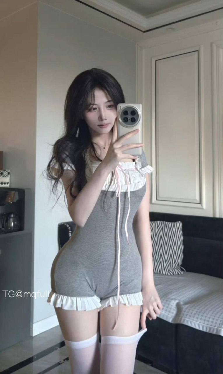 刘二萌 2025-05-26 22:41:59 宝宝👶🏻!!精品限量版写真📸绝美 纯欲诱惑🦵 第2张