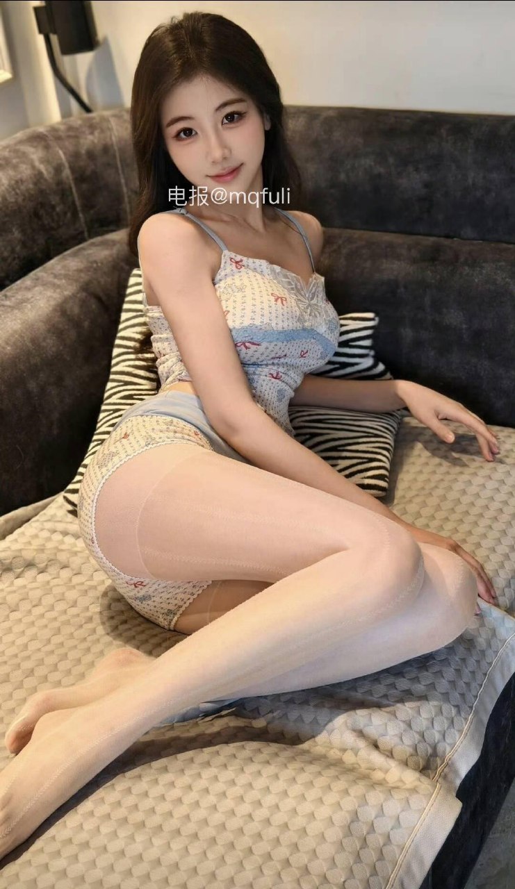 刘二萌 2025-05-27 02:35:01 各种角度自拍对着镜头肆意展示 第6张