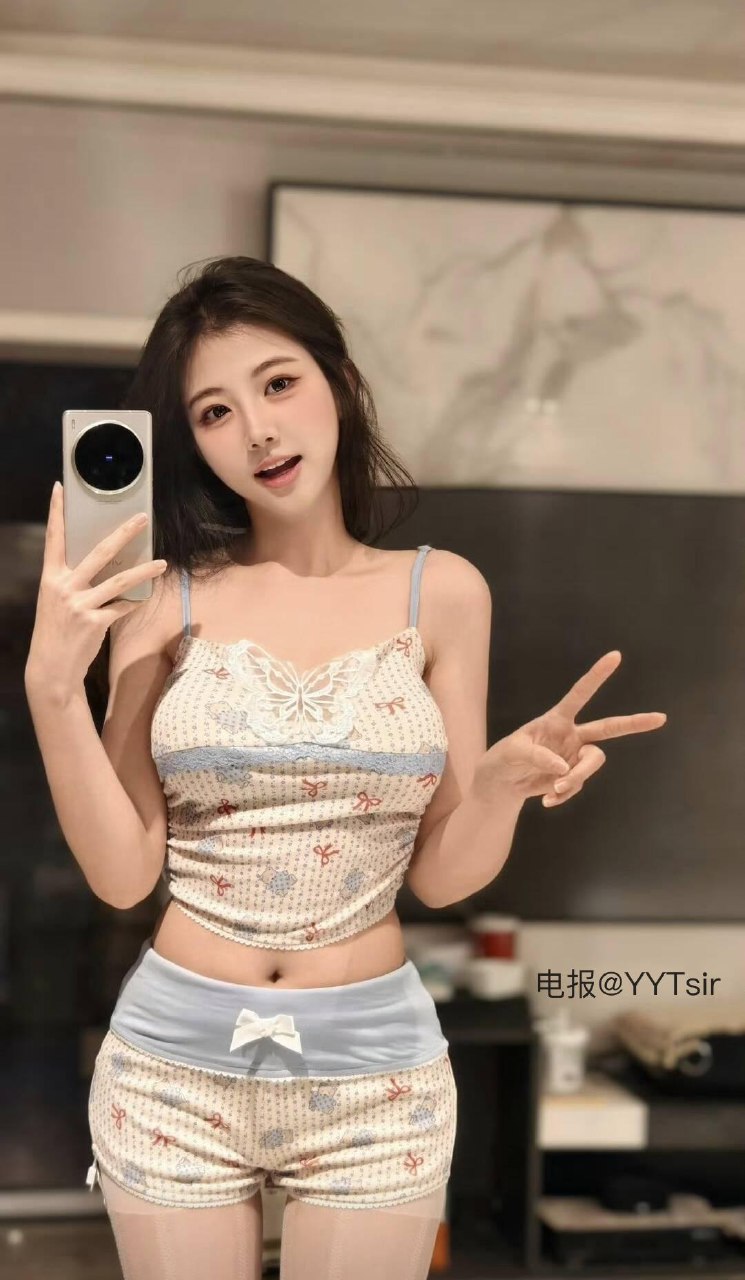 刘二萌 2025-05-27 02:35:01 各种角度自拍对着镜头肆意展示 第7张