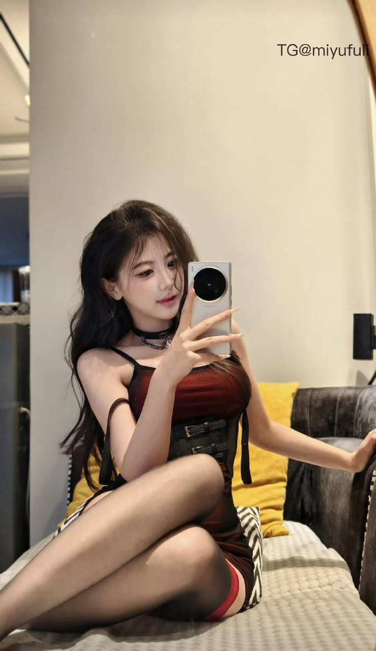 刘二萌 2025-05-27 11:54:55 二萌绝美限量版组图写真 第2张