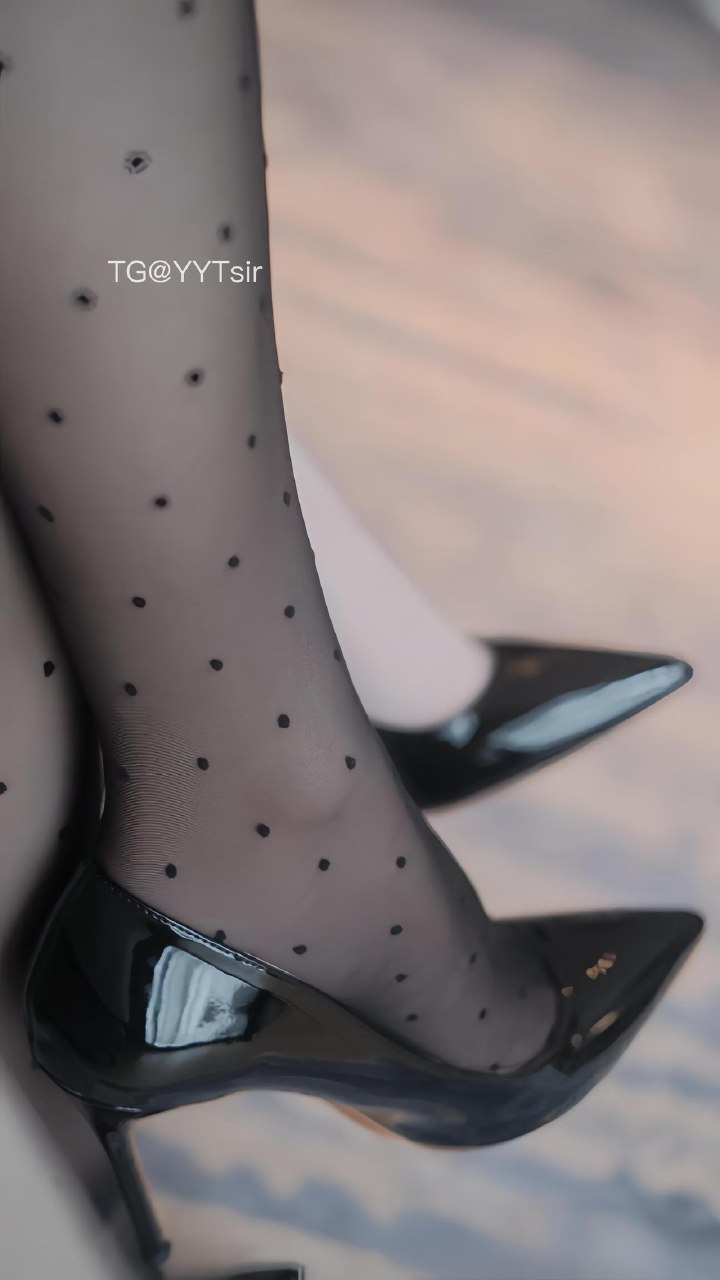 都快兔了 2025-05-31 15:02:57 之前和客服小姐姐他们一起拍的双人OL系列 都快兔了差点兔了 第5张