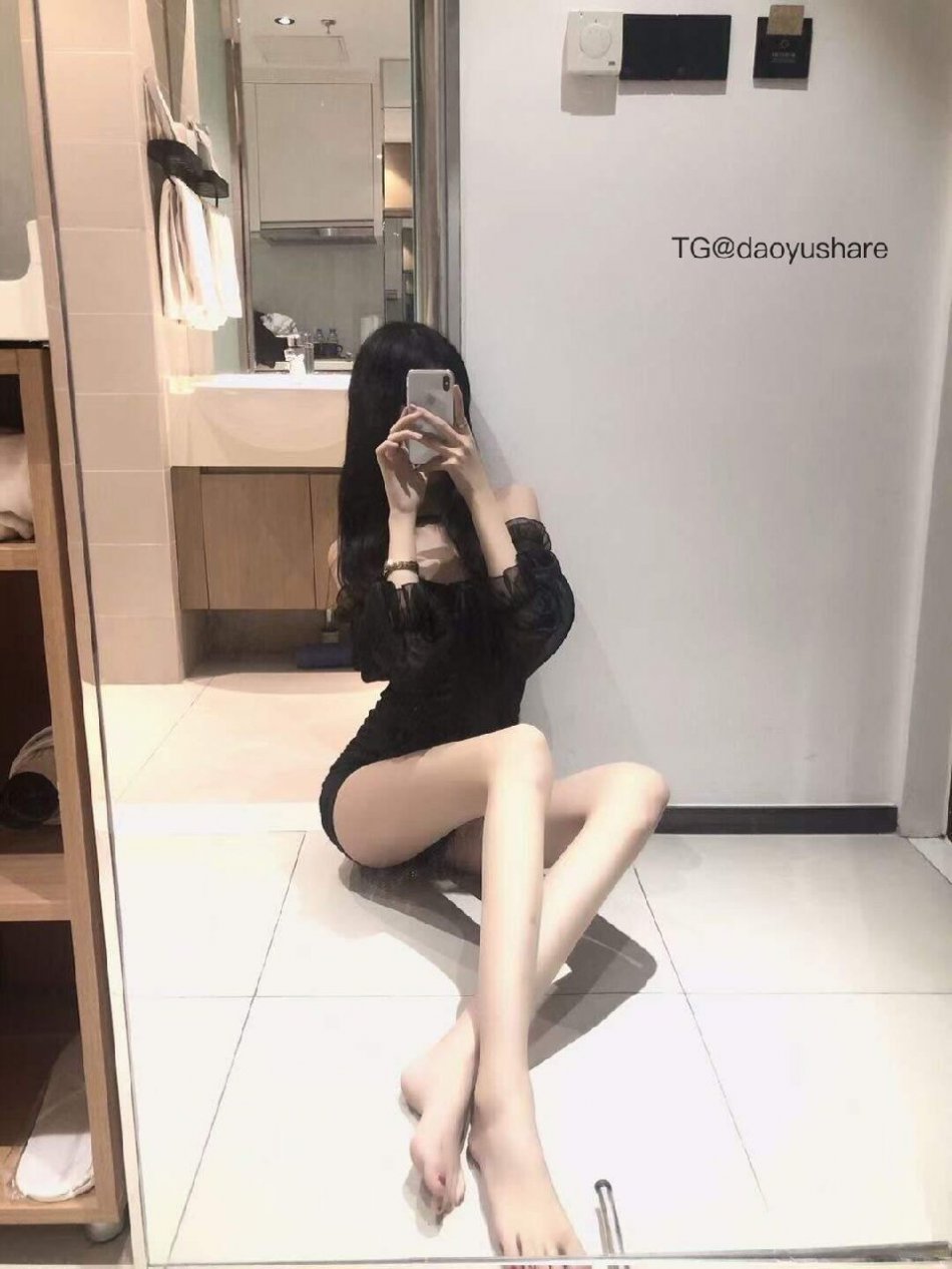 不爱穿shoes 2025-05-24 15:58:13 不知道拍什么 只能露个腿了