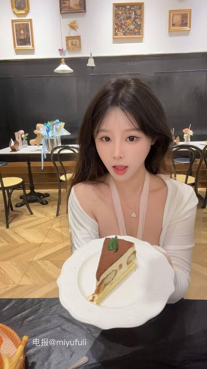 十七同学 2025-06-05 13:32:42 今天的C位是它🍰还是我呢？ 第2张