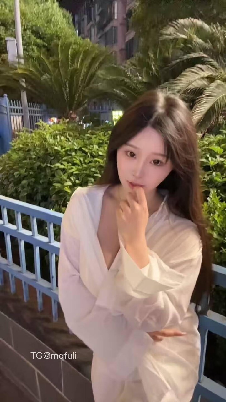 十七同学 2025-06-05 13:50:35 眼神交汇的瞬间，世界仿佛静止 只剩下你和我 第4张