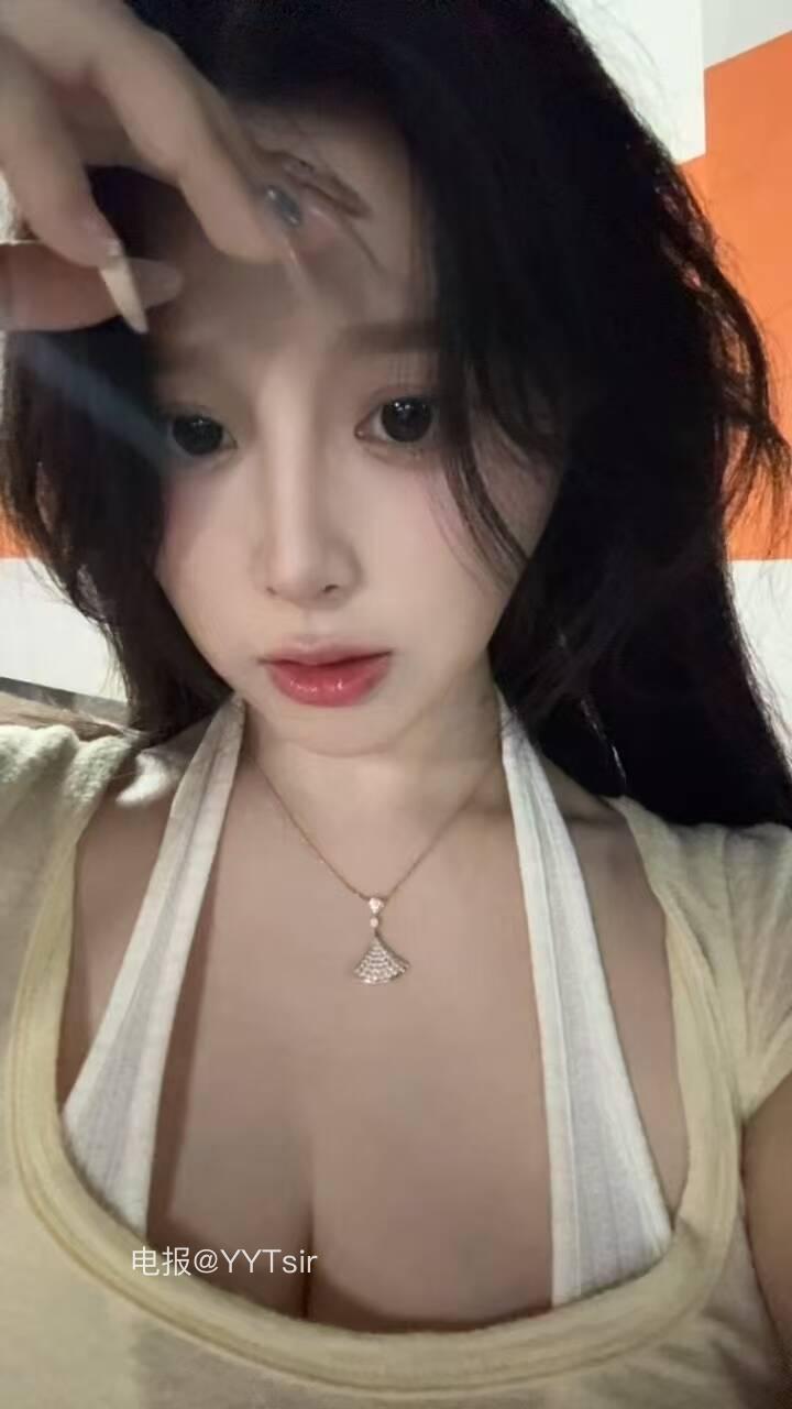 十七同学 2025-06-05 22:46:00 衣料的摩擦声，是今晚的摩斯密码 第2张