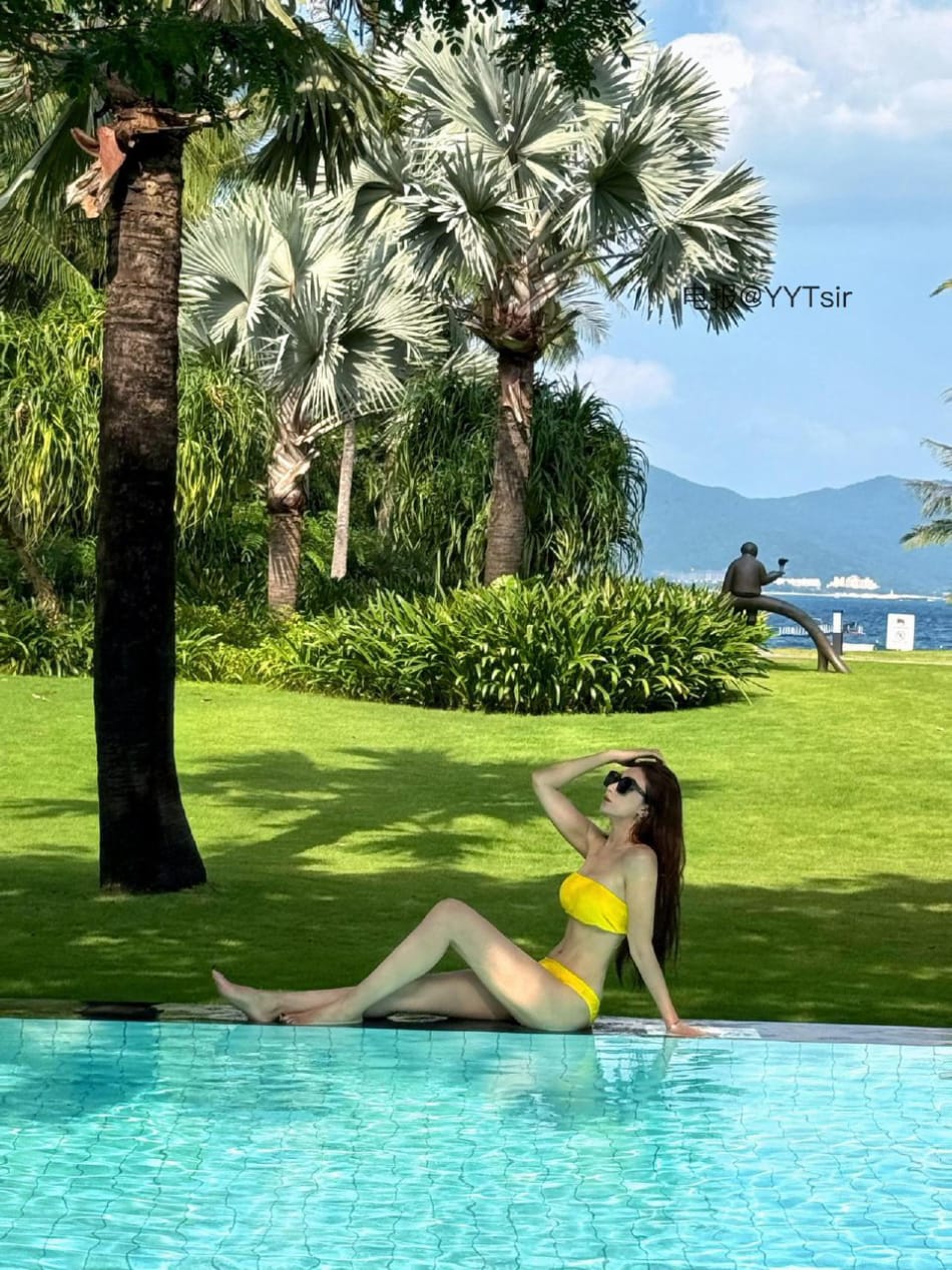 SerenaSs 2025-06-10 16:07:43 八张超清海边套图😘 第3张