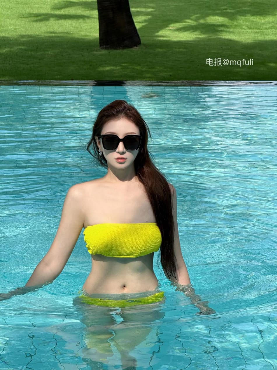 SerenaSs 2025-06-10 16:07:43 八张超清海边套图😘 第5张