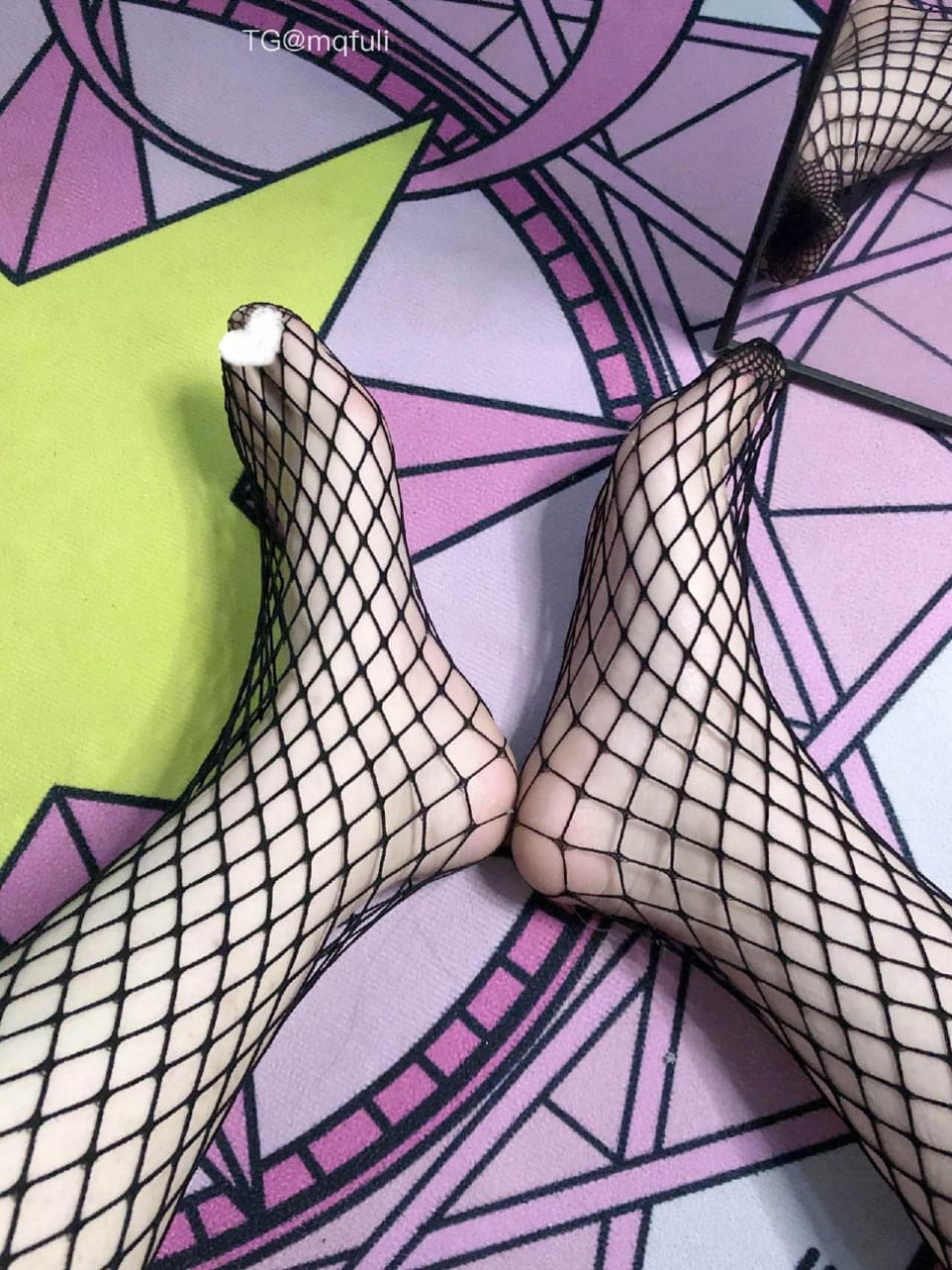 小琴酱 2025-06-17 01:49:42 爱这样的渔网脚丫嘛～ 第3张