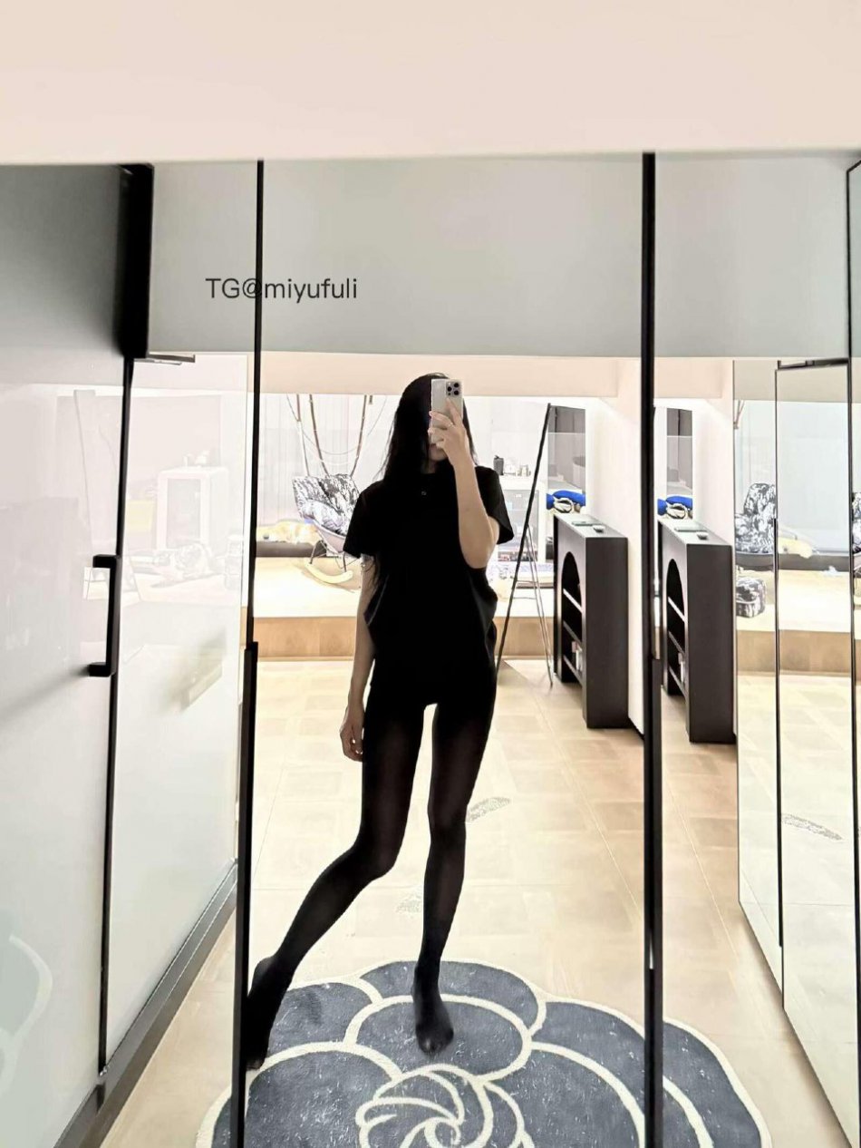 R9999 2025-06-12 17:43:24 真的太喜欢黑丝了 你们呢 第1张