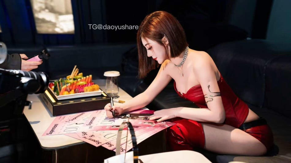 Nico爱跳舞 2025-07-17 08:29:51 承认吧，你屏幕都为我发烫了📱 第2张