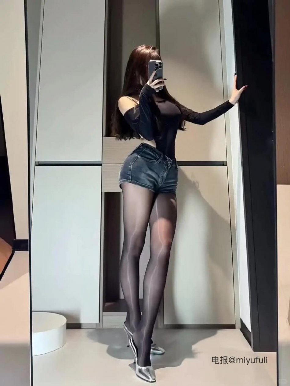 微醺小猫☊🐱 2025-07-30 22:00:18 要的就是蓝色裙子的感觉#御姐#看腿 微醺小猫 第1张