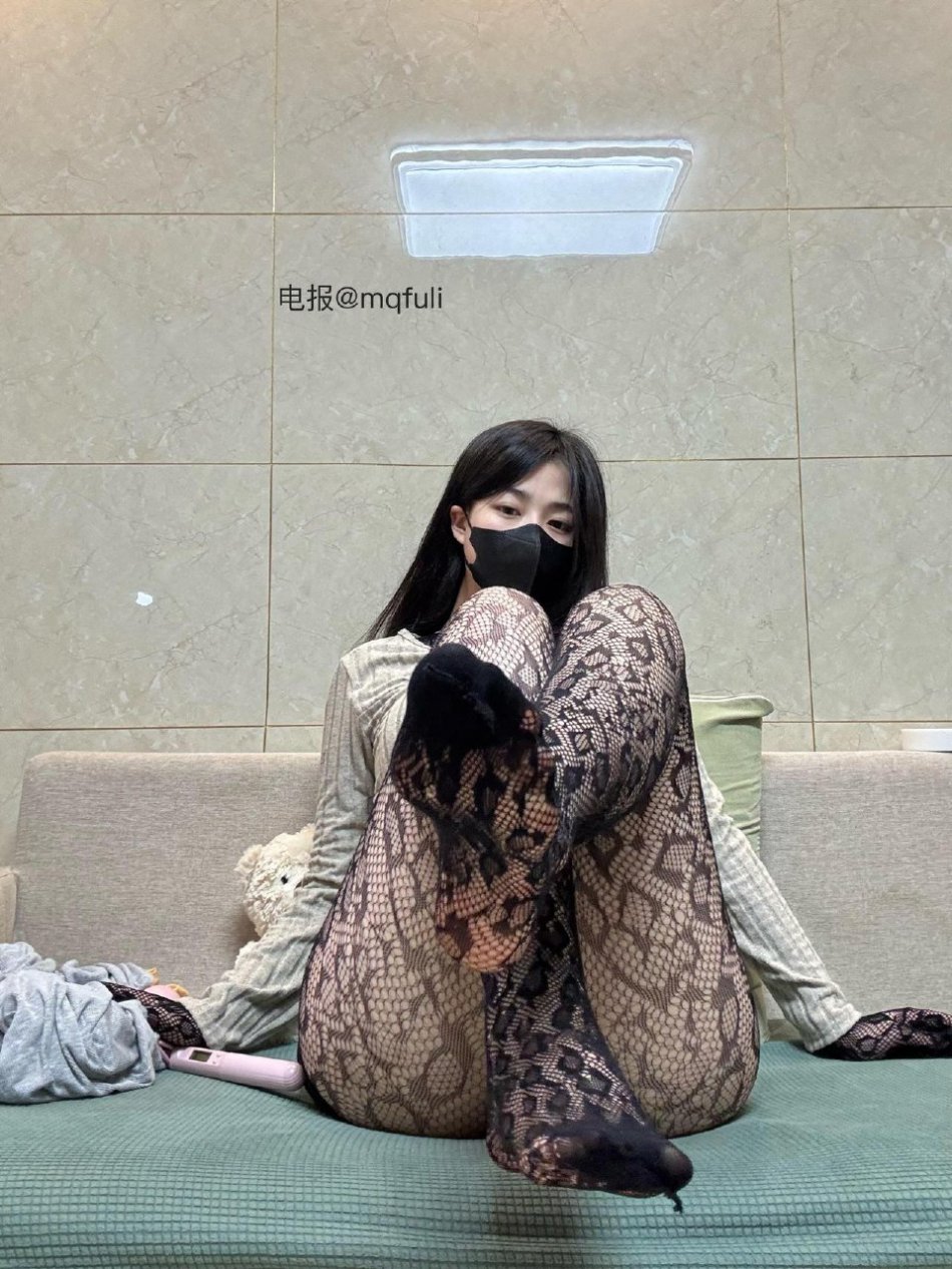 粉红喵喵 2025-07-14 16:19:22 全身黑丝，坐着跪着都有哦