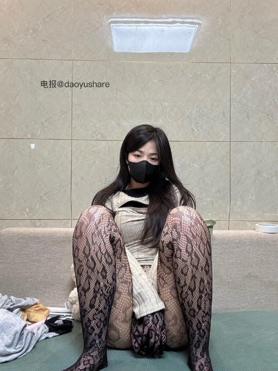 粉红喵喵 2025-07-14 16:19:22 全身黑丝，坐着跪着都有哦