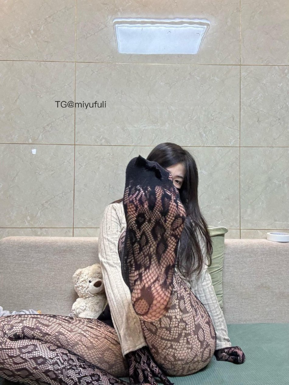 粉红喵喵 2025-07-14 16:19:22 全身黑丝，坐着跪着都有哦