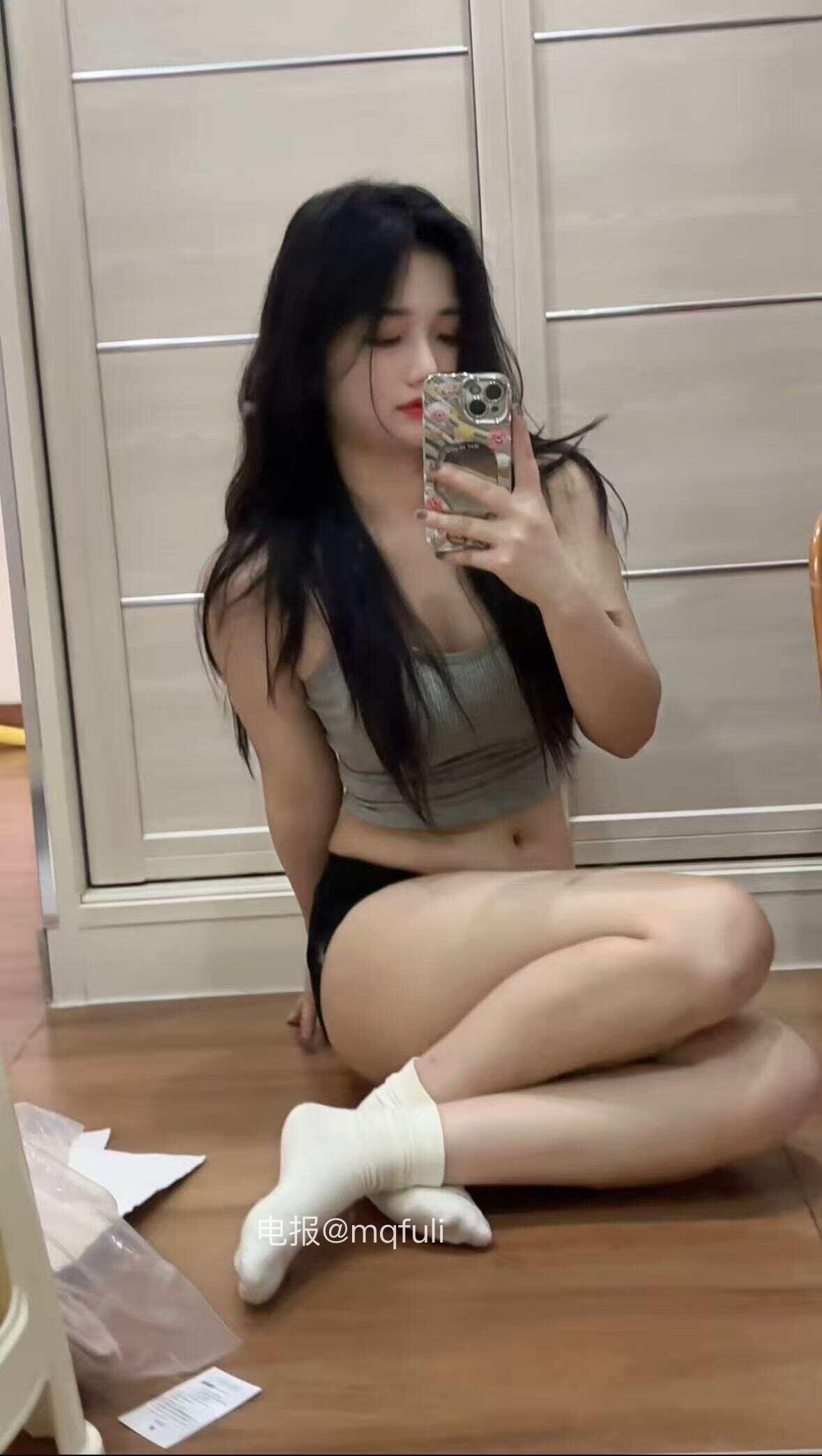 九斤明哥 2025-08-01 19:29:29 这么大的床一个人睡 烦死了😩 第3张