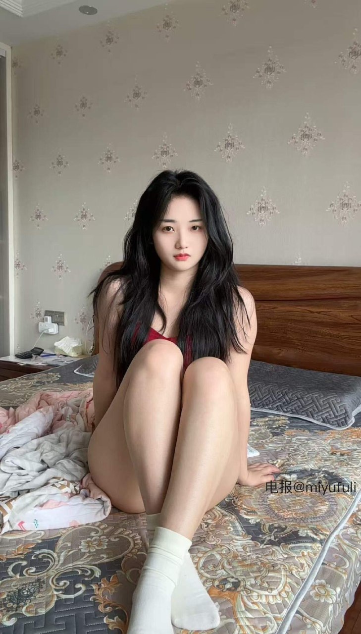 九斤明哥 2025-08-01 19:29:29 这么大的床一个人睡 烦死了😩 第9张