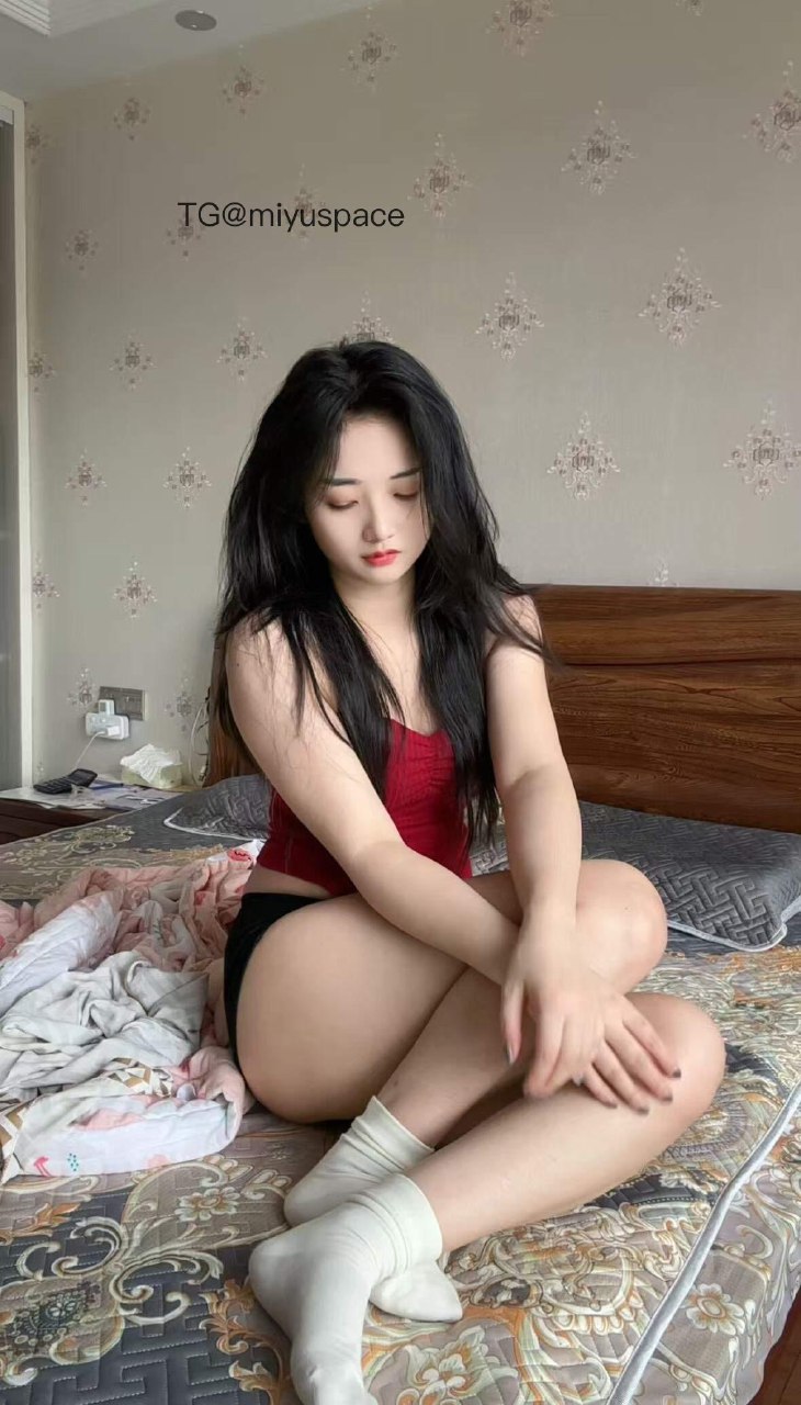 九斤明哥 2025-08-01 19:29:29 这么大的床一个人睡 烦死了😩 第8张