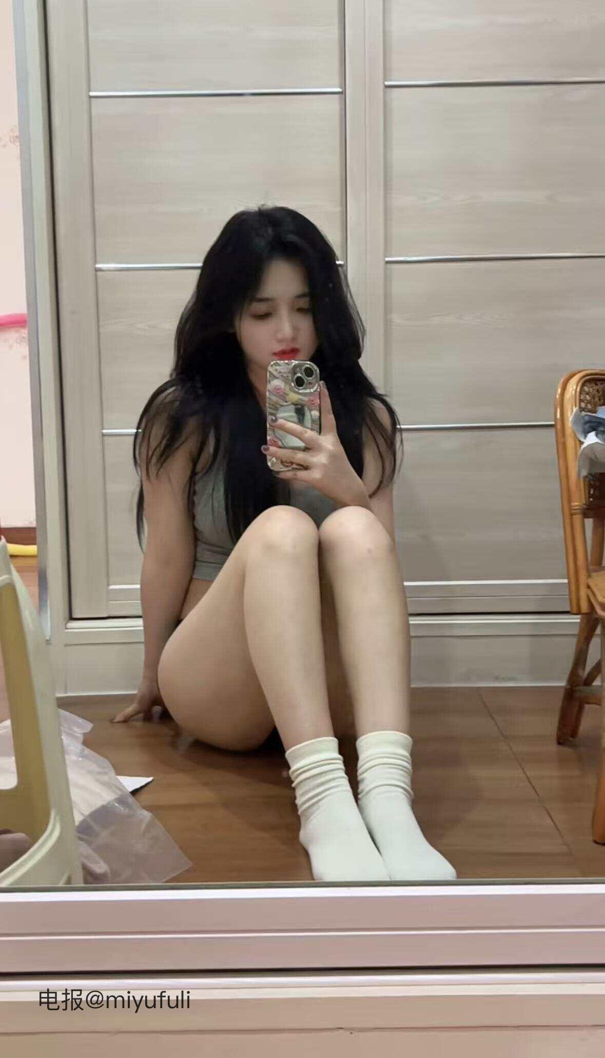 九斤明哥 2025-08-01 19:29:29 这么大的床一个人睡 烦死了😩 第1张