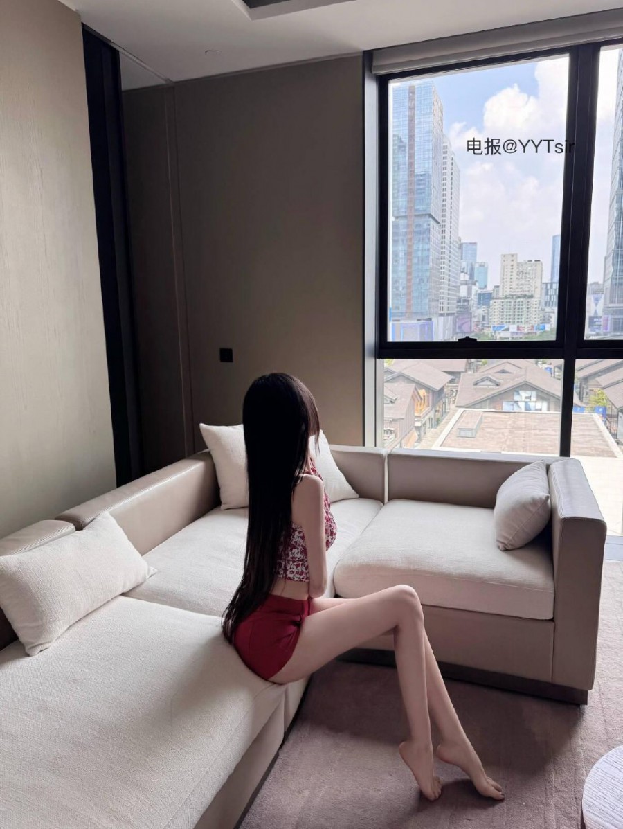 小奈酱 2025-08-17 01:00:45 都让我小心男人 结果你小小的心里全是男人 第2张