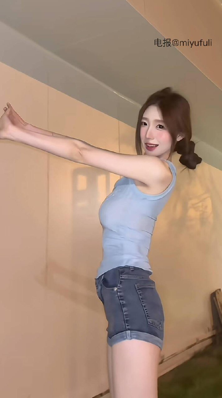 欲野小姐 2025-08-19 20:00:05 照片合集65p 第34张