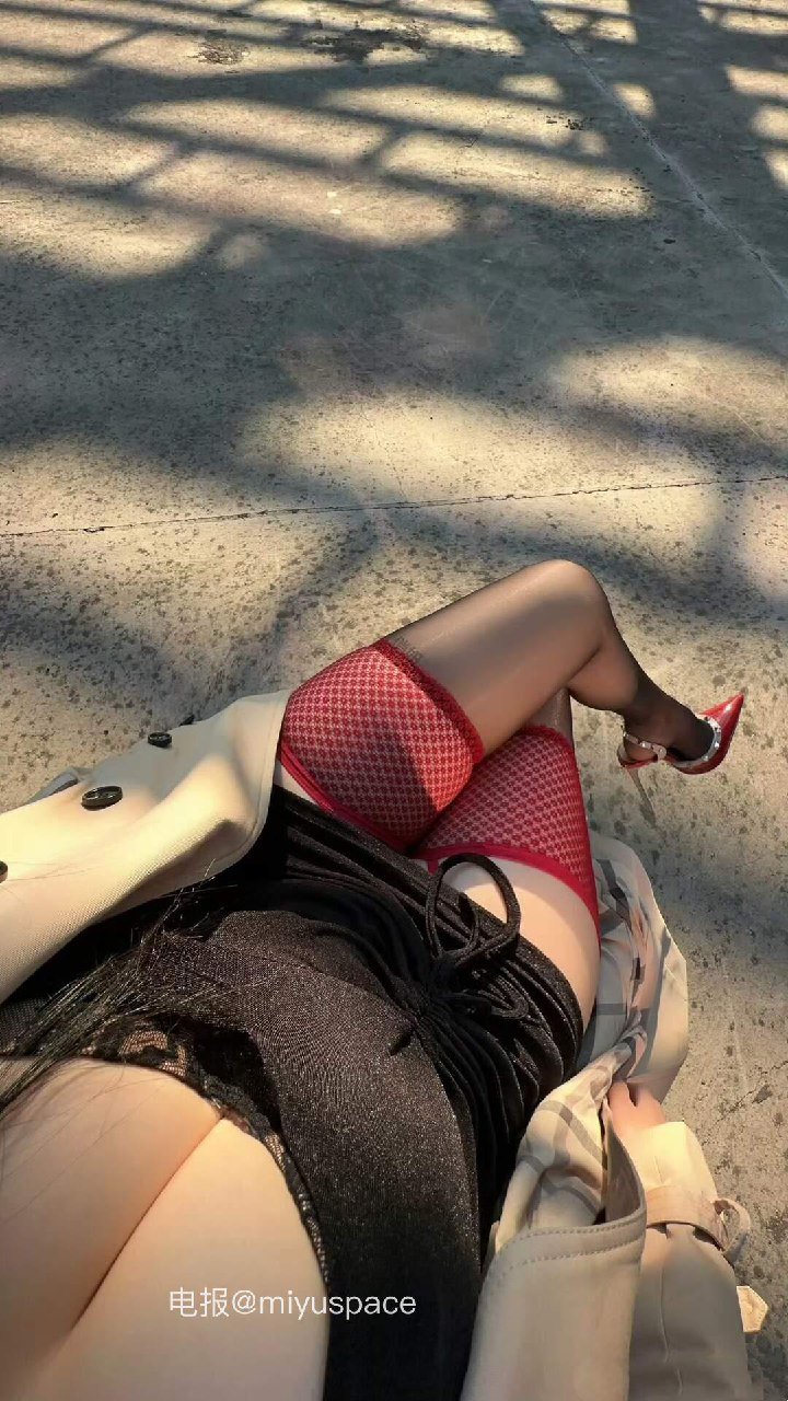 吃糖吐泡泡 2025-08-26 11:21:18 高跟 丝袜 第3张