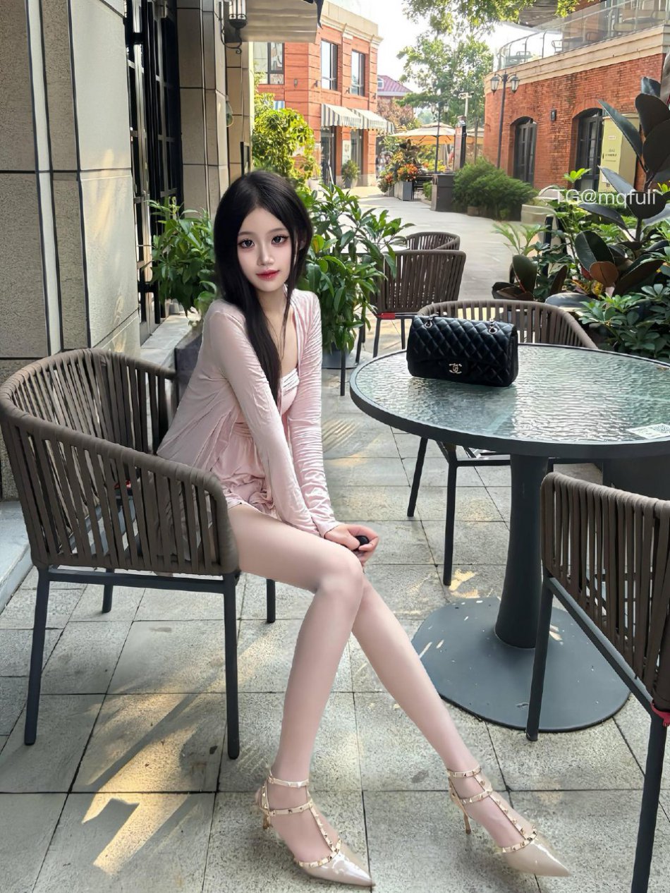 小鹿呀 2025-08-13 23:39:36 我感觉肉丝比黑丝更性感呢 第8张