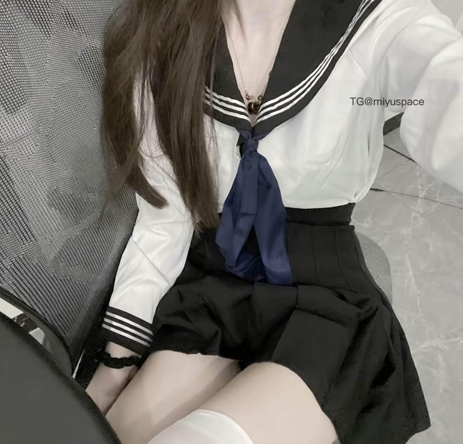 小妞妞💕 2025-08-17 06:58:09 袜子掉了～还不赶紧帮我穿上 小妞妞 第4张