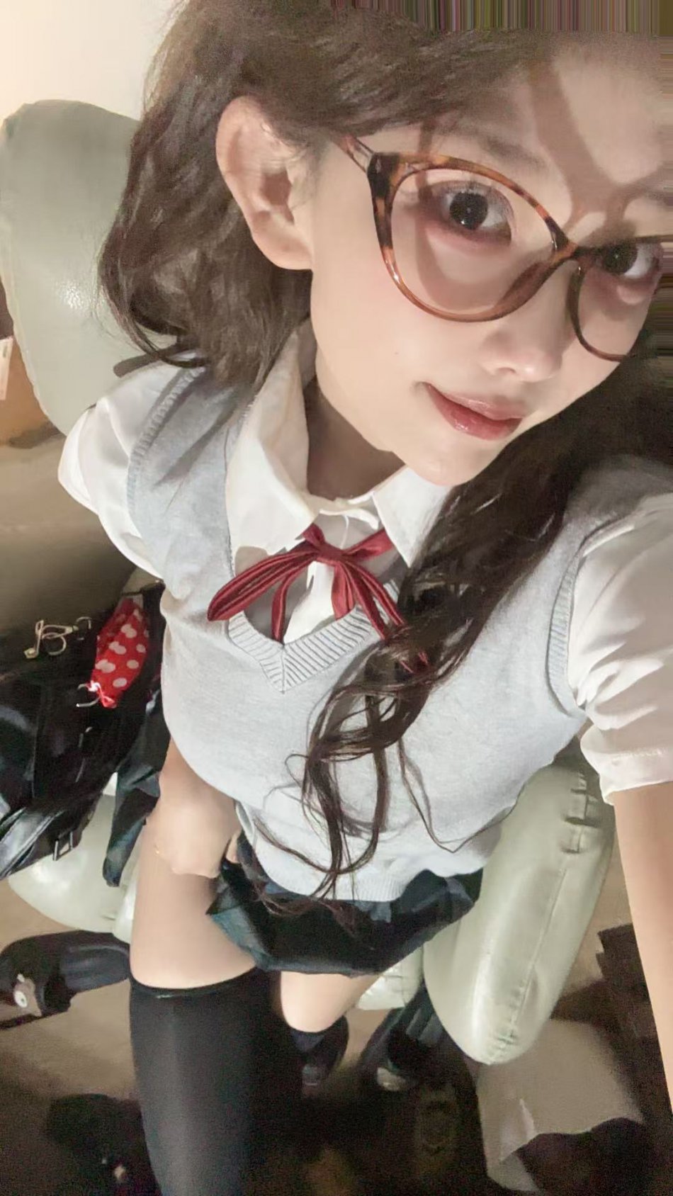 吞吞 2025-09-07 13:24:32 绝美套装来咯 肉感十足👍白丝嫩腿🦵 第5张