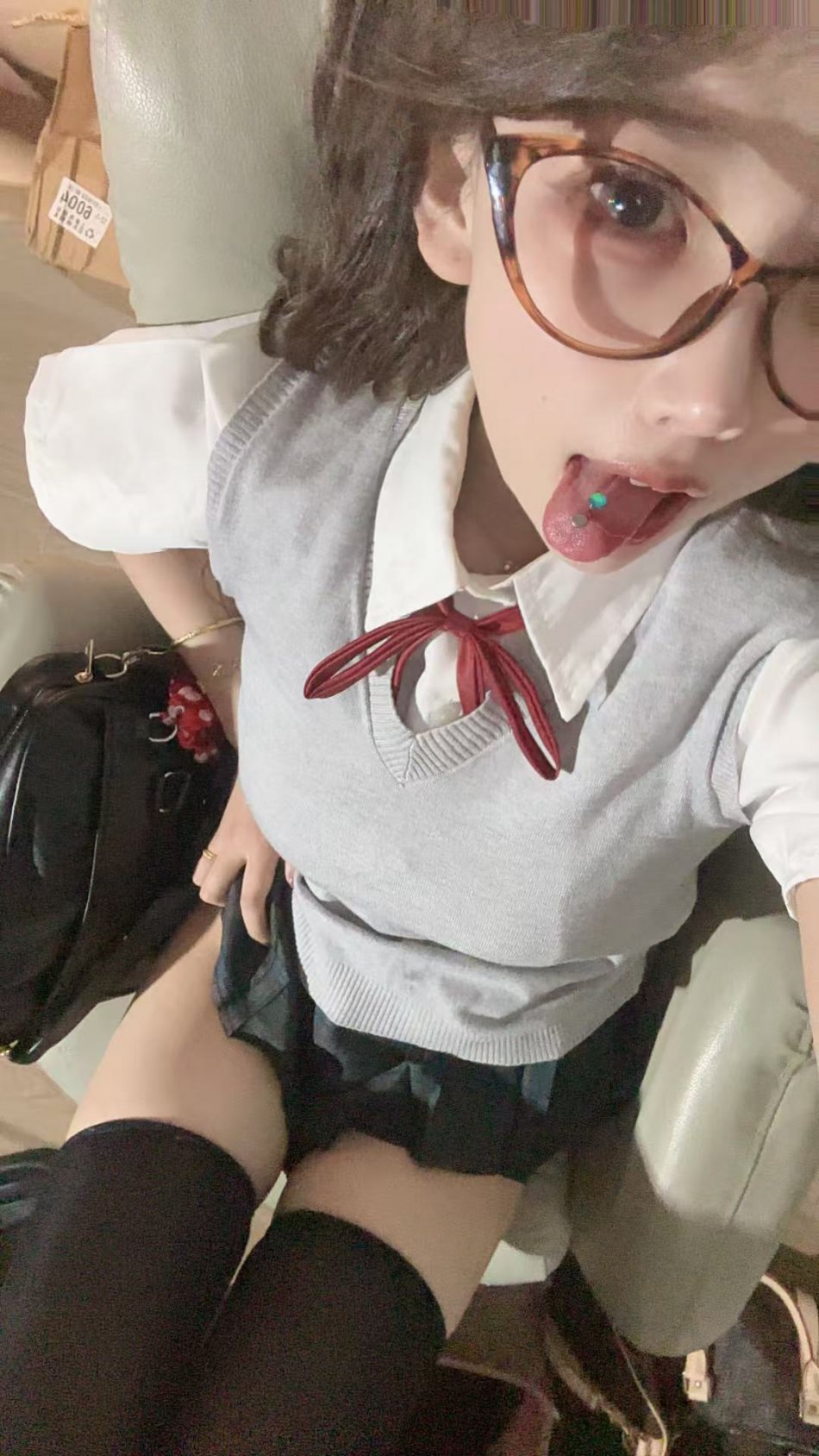 吞吞 2025-09-07 13:24:32 绝美套装来咯 肉感十足👍白丝嫩腿🦵 第3张