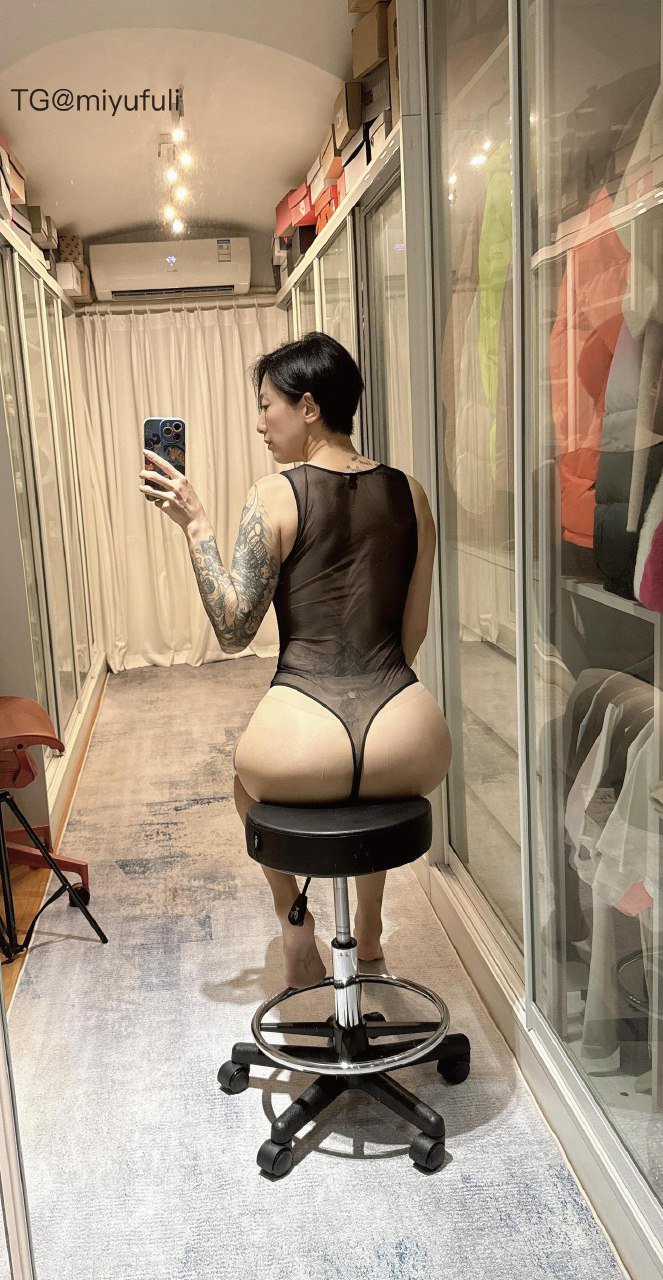 栗子Chen 2025-09-08 16:29:10 黑色连体装 丁丁 做凳子上自拍 第2张
