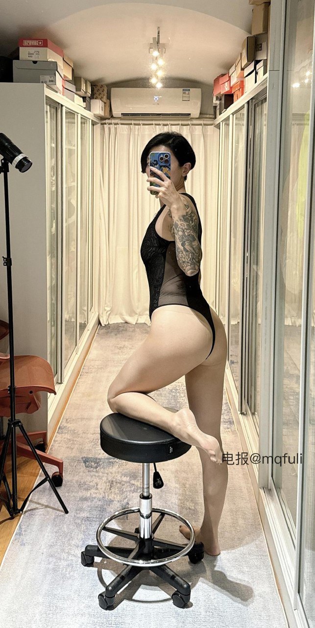 栗子Chen 2025-09-08 16:29:10 黑色连体装 丁丁 做凳子上自拍 第5张