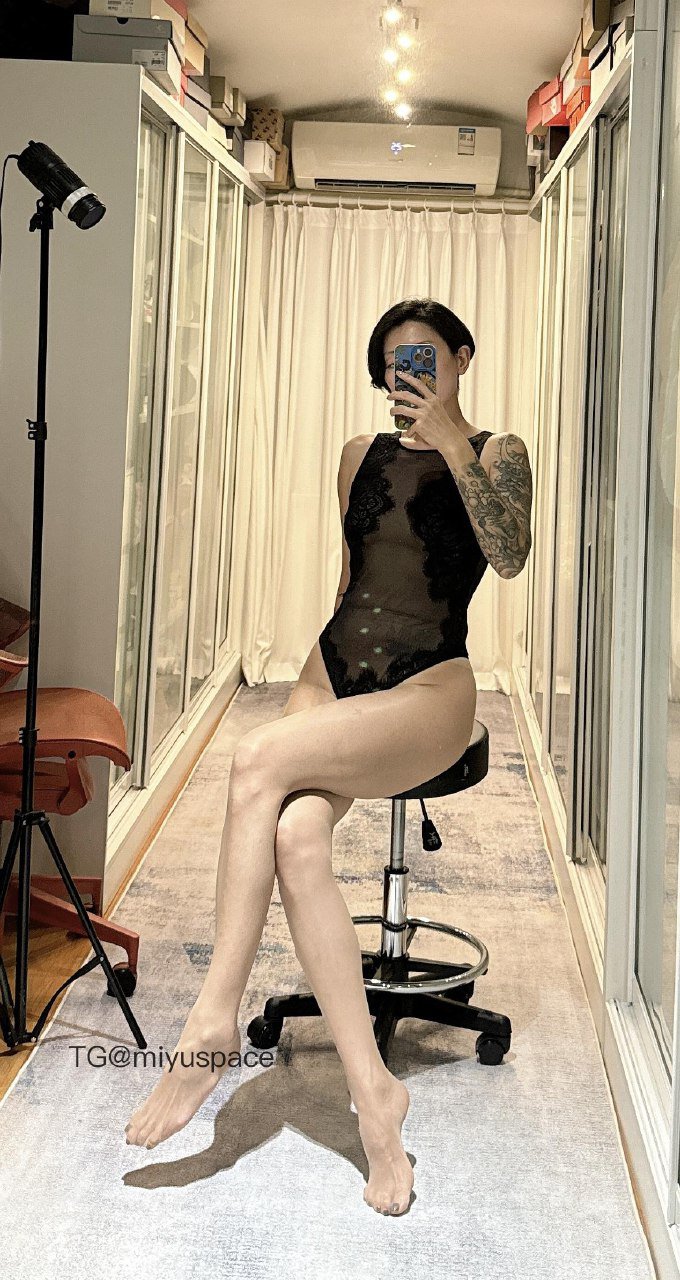 栗子Chen 2025-09-08 16:29:10 黑色连体装 丁丁 做凳子上自拍 第8张
