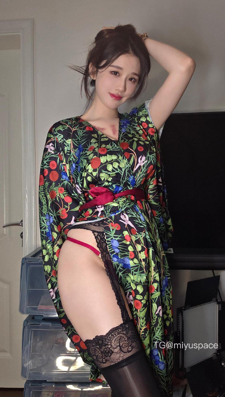 轩子巨2兔 2025-09-13 16:19:26 你的韩漫老师3️⃣5️⃣张写真 第4张