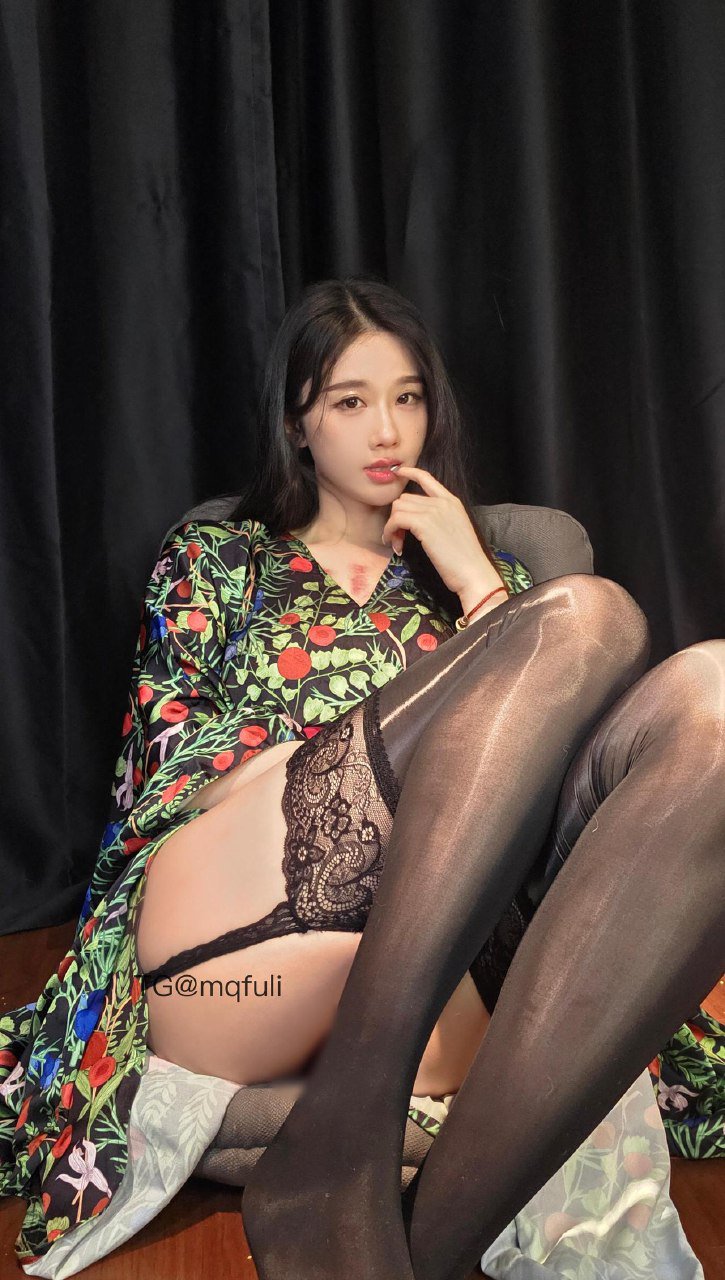 轩子巨2兔 2025-09-13 16:19:26 你的韩漫老师3️⃣5️⃣张写真 第10张