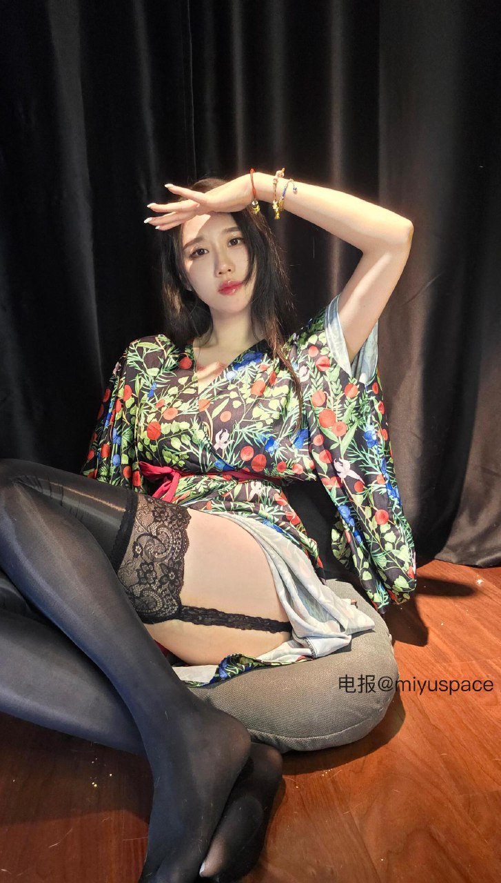 轩子巨2兔 2025-09-13 16:19:26 你的韩漫老师3️⃣5️⃣张写真 第15张