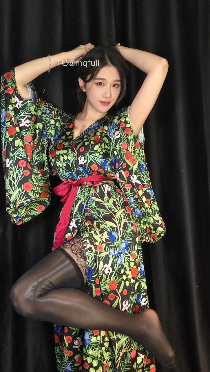 轩子巨2兔 2025-09-13 16:19:26 你的韩漫老师3️⃣5️⃣张写真 第9张