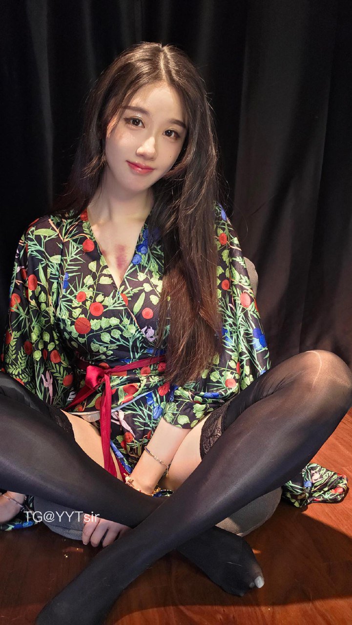 轩子巨2兔 2025-09-13 16:19:26 你的韩漫老师3️⃣5️⃣张写真 第18张