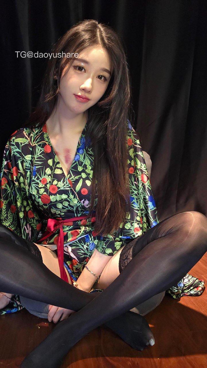 轩子巨2兔 2025-09-13 16:19:26 你的韩漫老师3️⃣5️⃣张写真 第17张