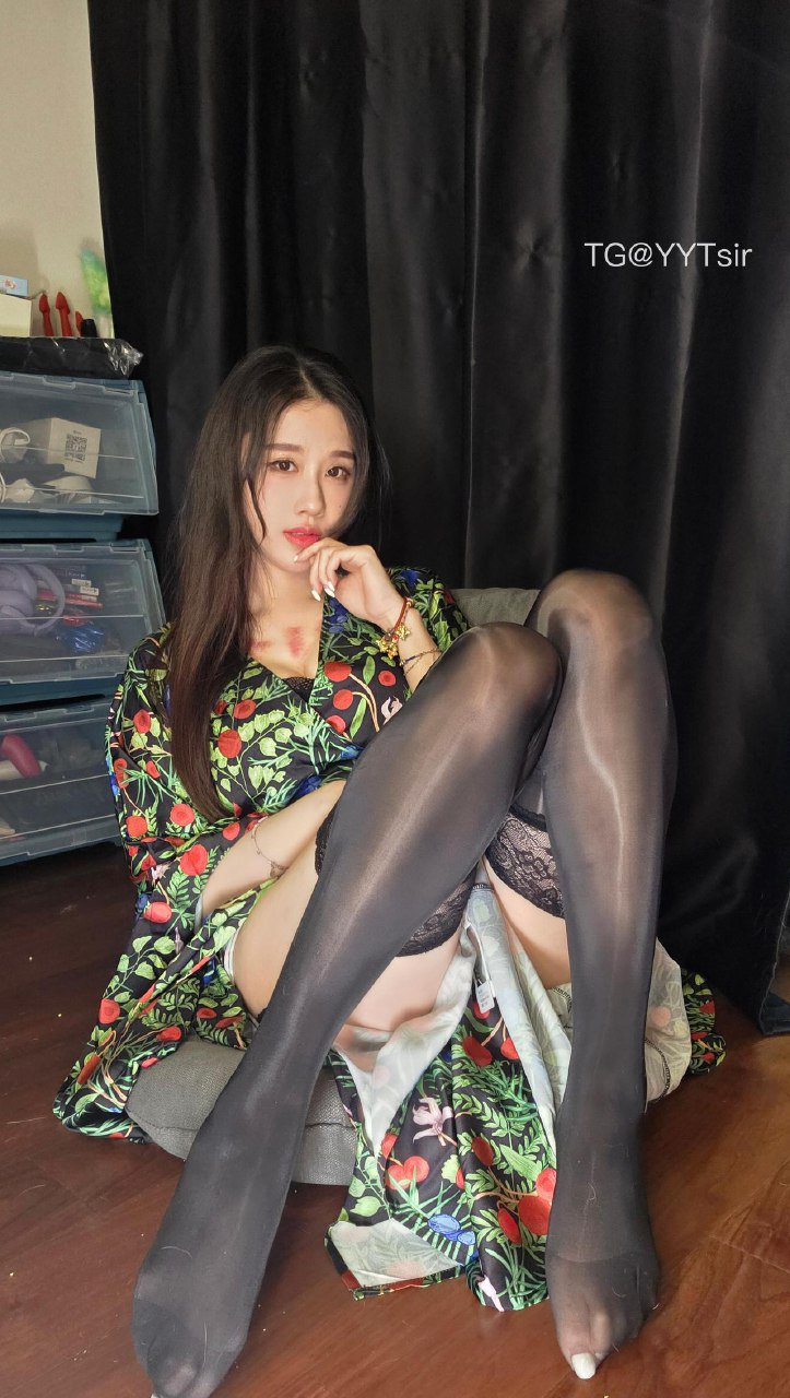 轩子巨2兔 2025-09-13 16:19:26 你的韩漫老师3️⃣5️⃣张写真 第33张