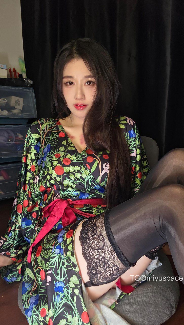 轩子巨2兔 2025-09-13 16:19:26 你的韩漫老师3️⃣5️⃣张写真 第32张