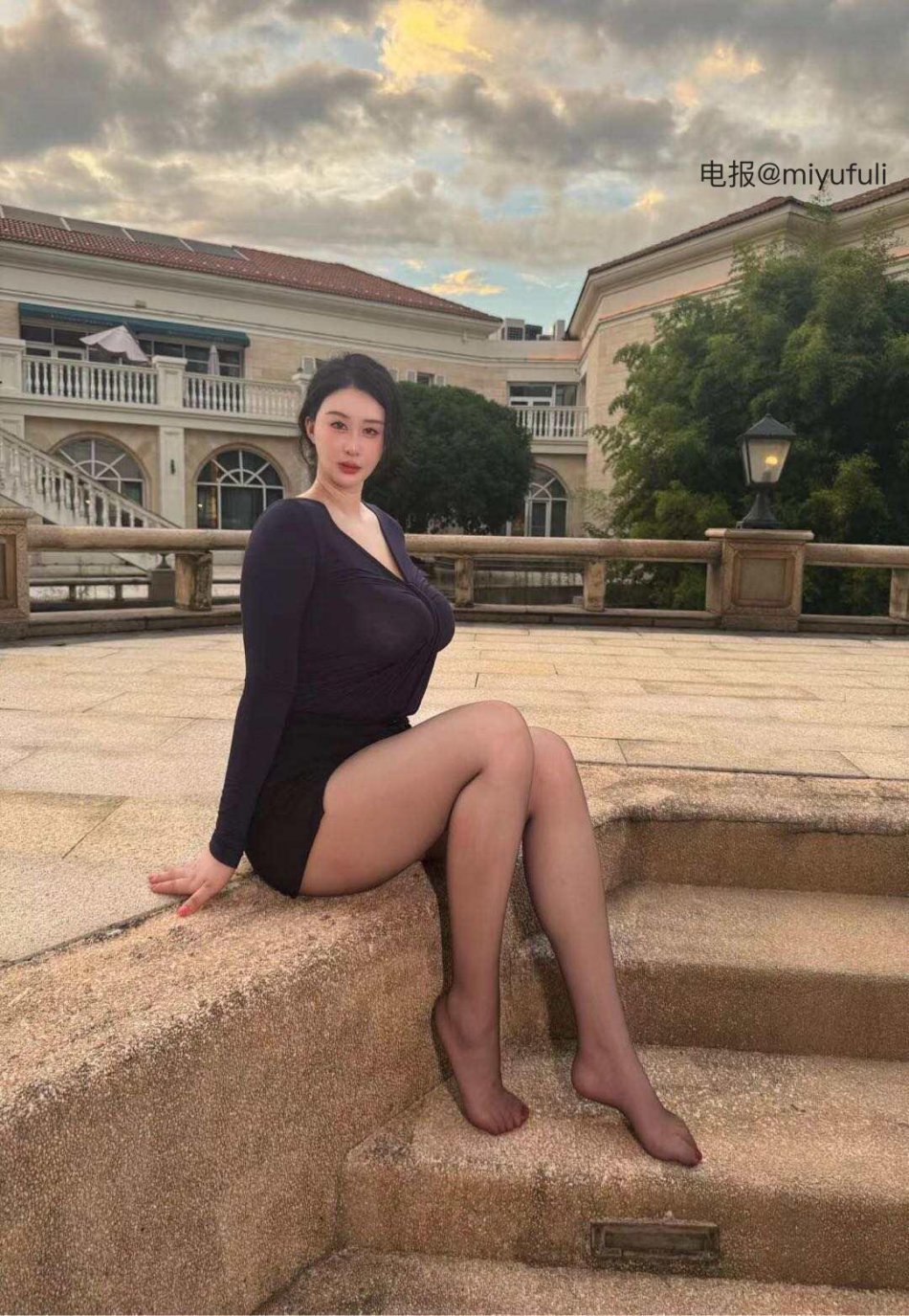 王俪丁 2025-09-15 21:16:08 #嘉宾贴#黑丝#户外拍摄 第2张