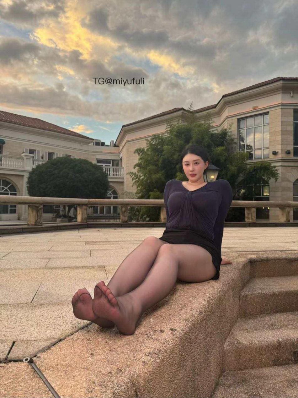 王俪丁 2025-09-15 21:16:08 #嘉宾贴#黑丝#户外拍摄 第7张