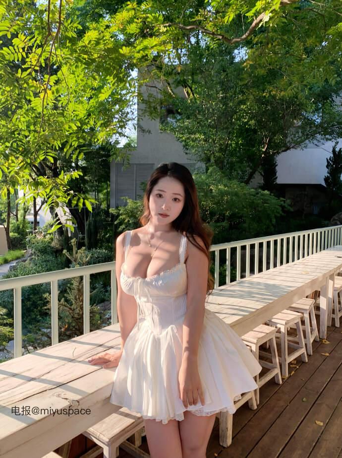 成都朵朵 2025-09-25 19:24:41 眼睛对视的时候 你的心也在说欢迎光临吗😊 第1张