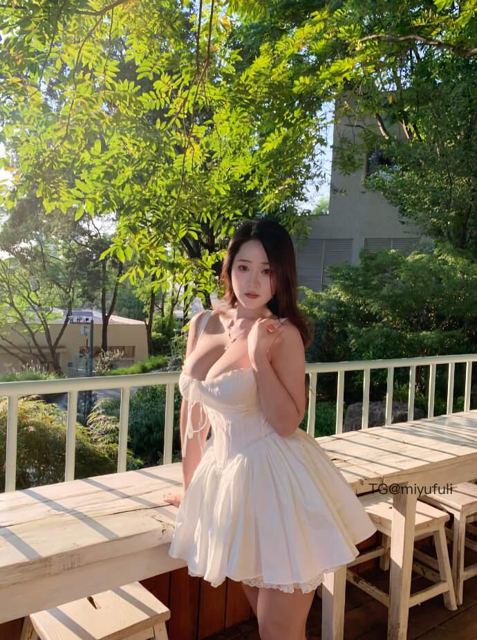 成都朵朵 2025-09-25 19:24:41 眼睛对视的时候 你的心也在说欢迎光临吗😊 第2张