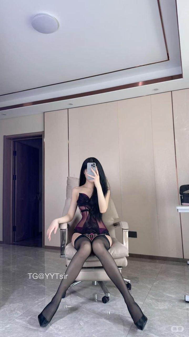 S学姐 2025-09-14 12:34:07 透视吊带束身黑丝