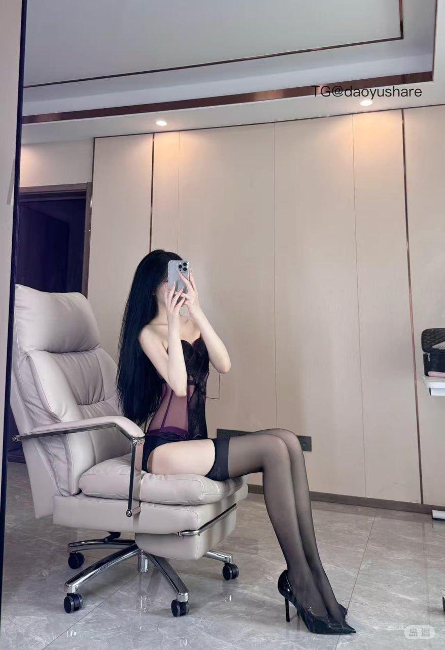 S学姐 2025-09-14 12:34:07 透视吊带束身黑丝