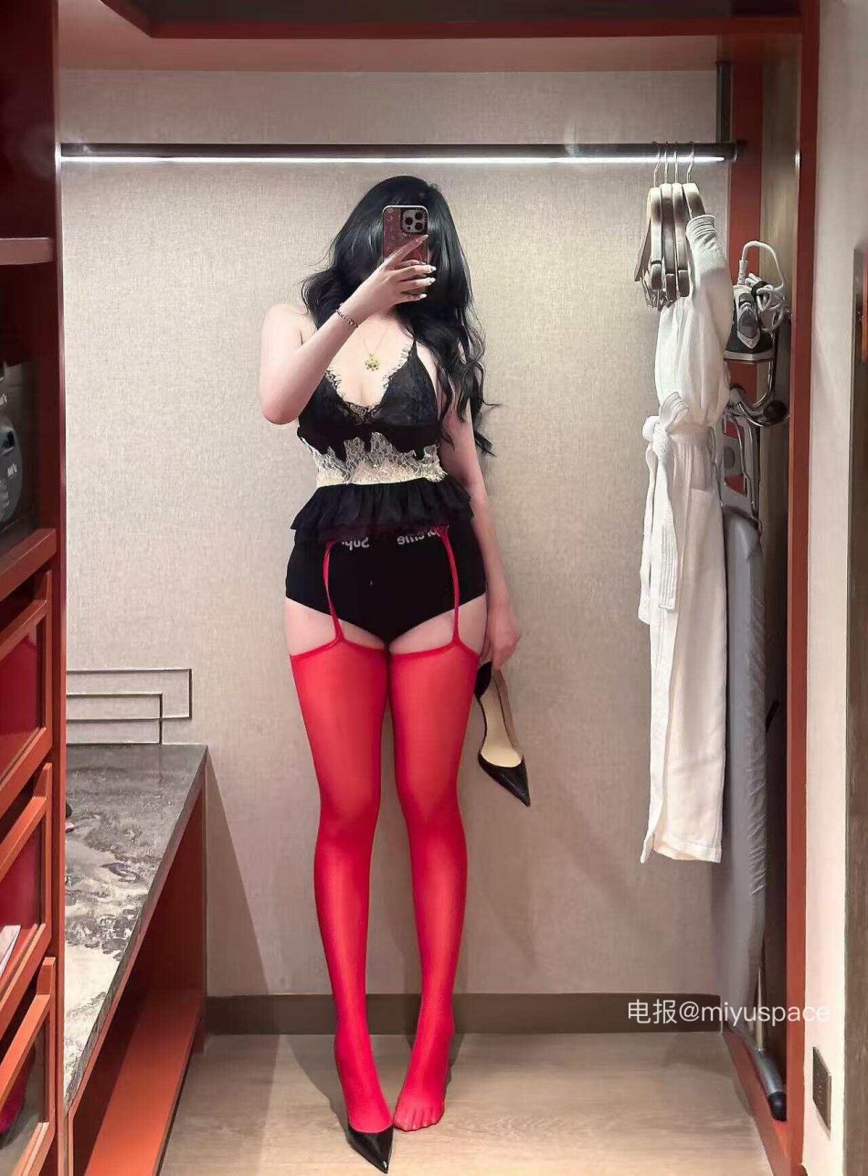 小泡芙芙芙 2025-10-13 11:54:47 红色丝丝嘿嘿