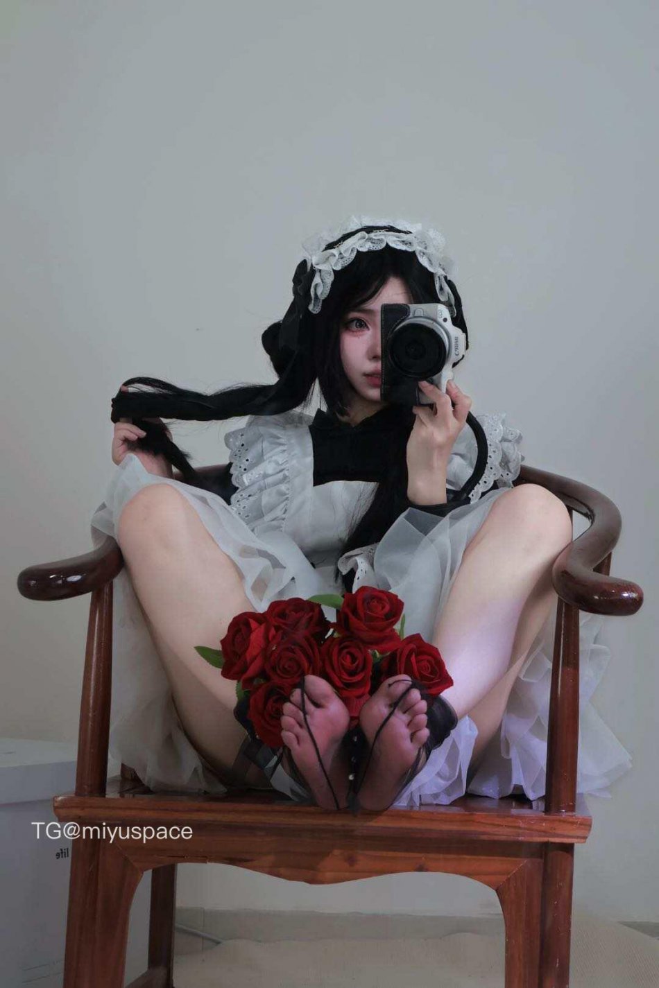 小兮有点宅 2025-11-12 15:27:00 盯着姐姐的脚想干嘛 第1张