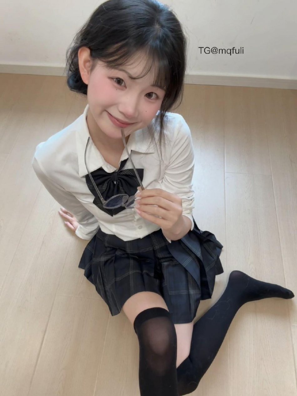 羊小羊 2025-11-19 14:12:01 像不像你毕业照里，那个不敢多看又忘不掉的学妹